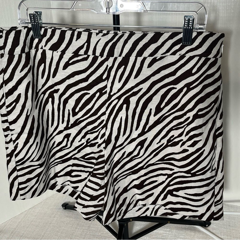 Charter Club Shorts Women 12 White With Brown Zebra Stripes Zips On Side Pockets - Picture 2 of 9